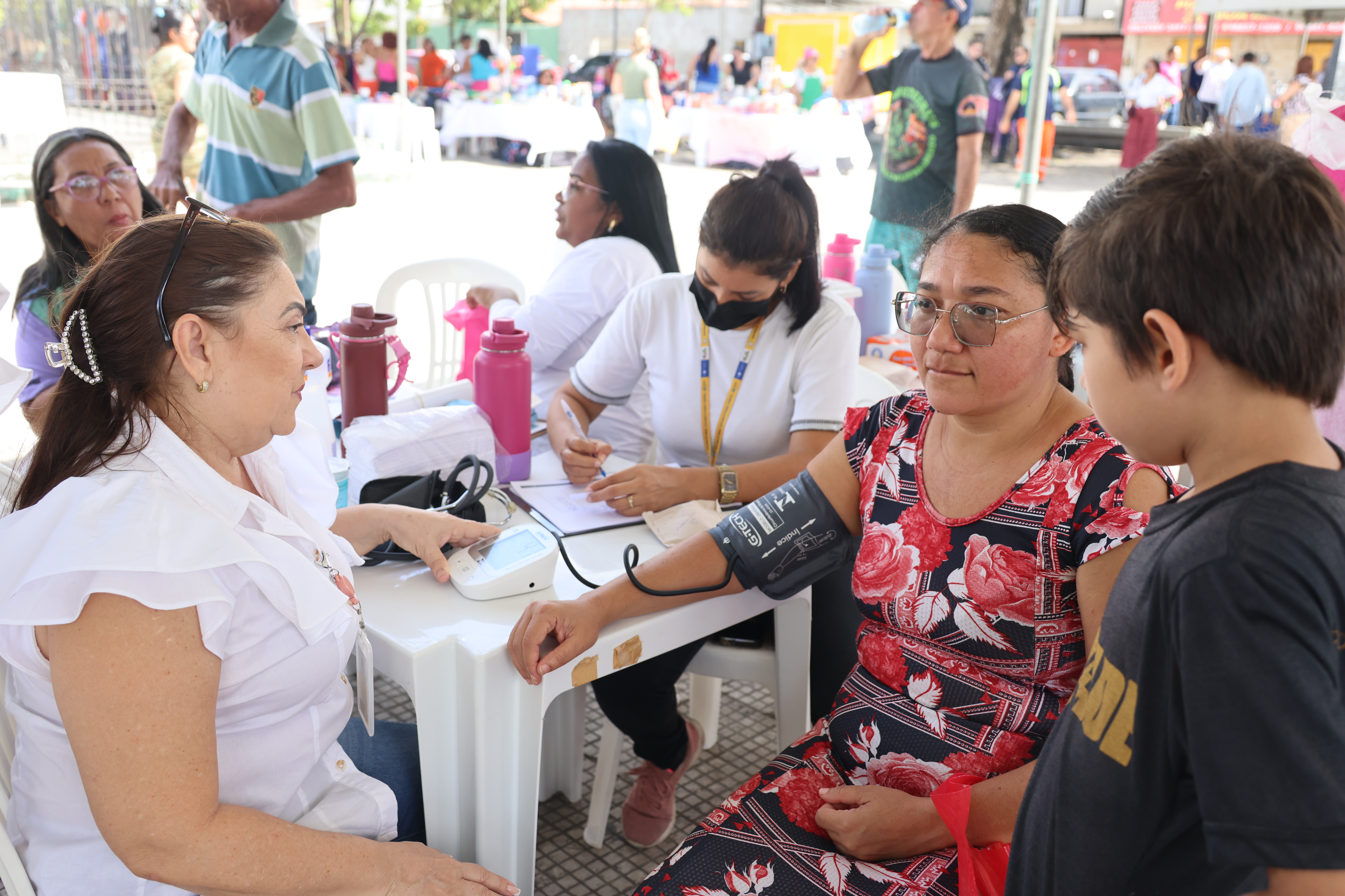 enfermeira tira a pressão de Rosa Mariano
